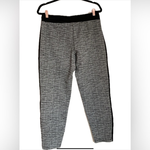 HUE Work Friendly in a Tweed pattern with side strips. - Picture 2 of 8